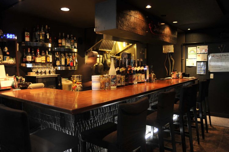 カウンターに席を取れば、隣席の人とすぐに仲良くなれそうなフレンドリーな雰囲気がある。