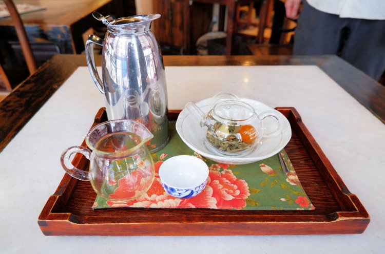 枇杷甘桔茶（ピーパァガンジェチャ）825円。金柑の蜜漬けは自家製だ。