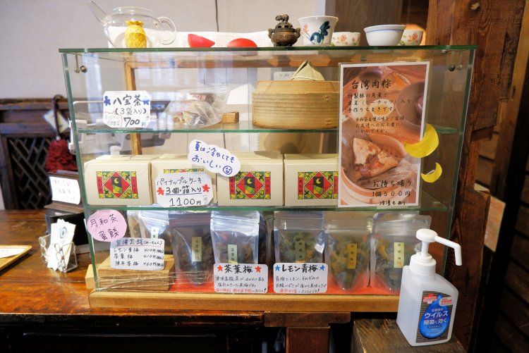 八宝茶やパイナップルケーキは持ち帰り用にも販売している。