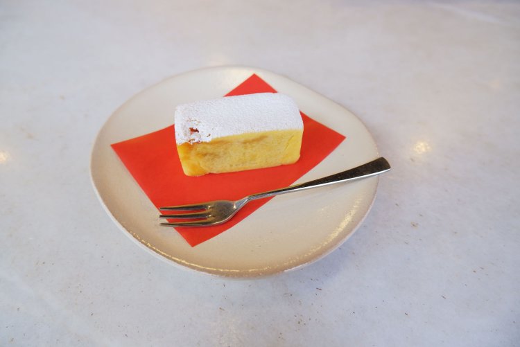 月和茶鳳梨酥（店内での飲食の際はお茶とセット）1100円。※お土産の場合は3個入りで1100円。