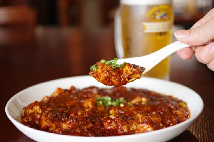 四川マーボー豆腐880円と生ビール（中ジョッキ）520円。