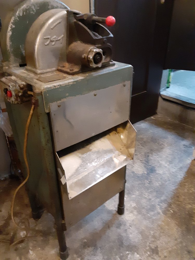 昭和レトロなかつお節削り機。（写真提供=『そば処 せきば』）