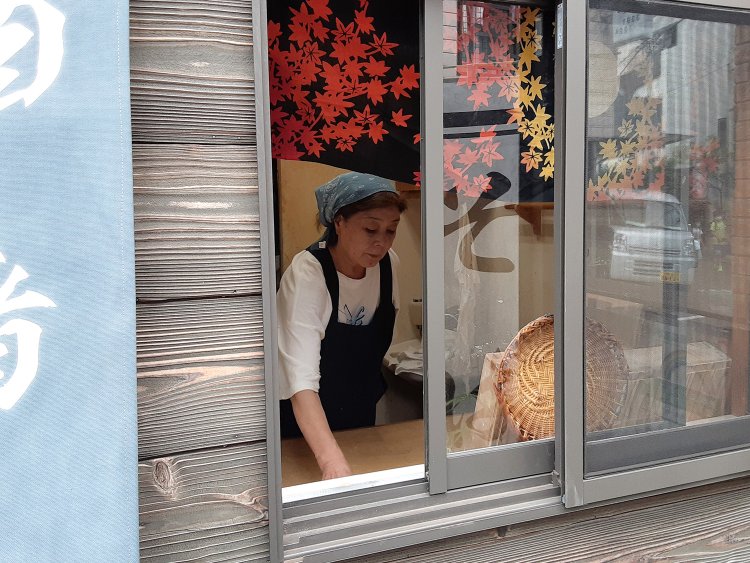 店主の関場さん。荻窪の湯婆婆（ゆばーば）と言われたこともあるそう。（写真提供=『そば処 せきば』）