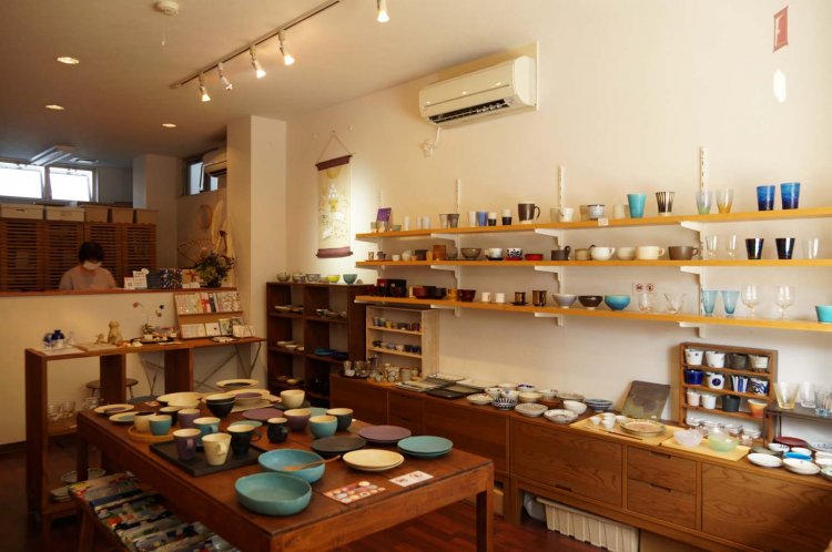 器に限らず、土鍋やお弁当箱など、品揃えは多岐にわたる。