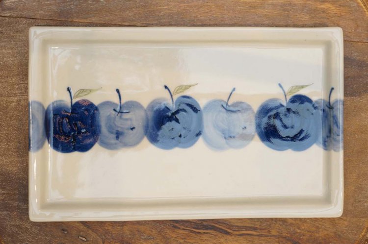 手描きのリンゴ絵が大人かわいい、波佐見焼「りんご園 長皿」2750円。