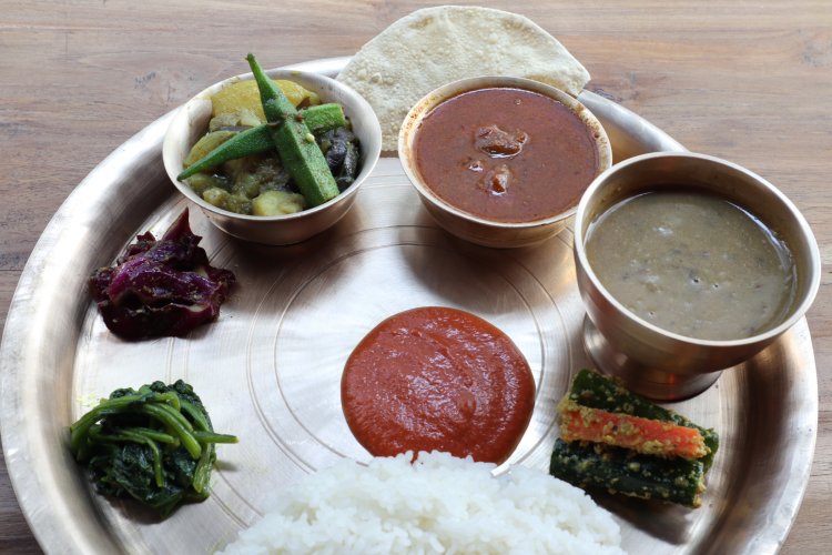 ダルバート ノンベジ（ディナーバージョン）1925円。 現地同様、ダルスープはお代わり自由というのがうれしい。