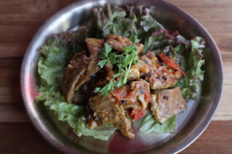 チョエラ（ポーク）858円は、レモンの酸味を利かせて。思わずビールが進む。