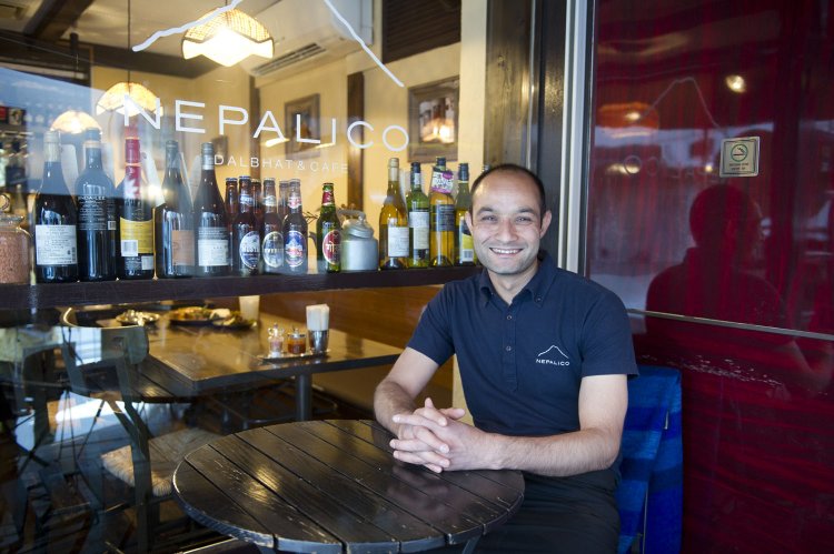 店主のパダムさんは日本人の奥様と結婚してお店を開業。駒沢店もオープンした。