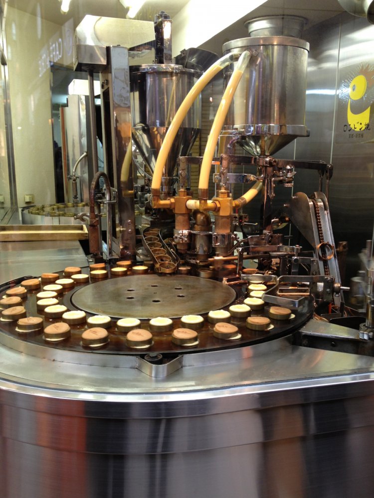 「ロンドン焼き」製造風景。（2013年）