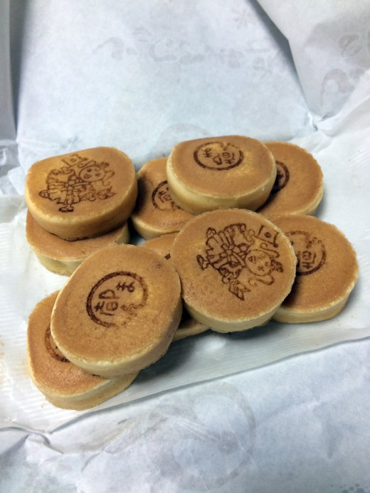 『つるや製菓』の都まんじゅう。10個で350円と安い。（2017年）