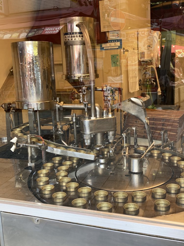 上野『かるた家』の「都まんじゅう」製造機。この日は稼働していなかった。（2020年）