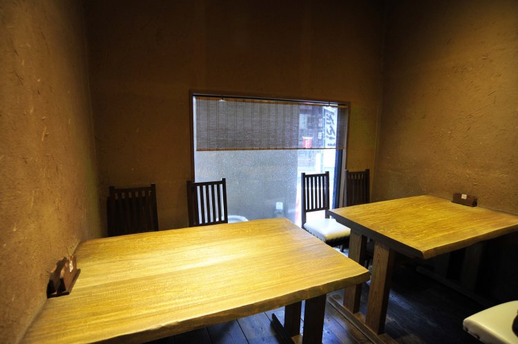 仕切られたテーブル席もあるので、グループや家族連れでの利用にはぜひ予約を。