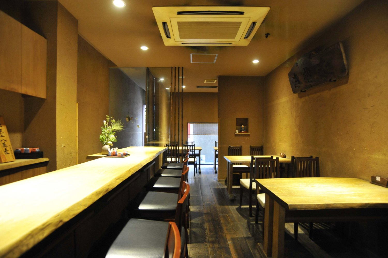 そば屋には珍しい長いカウンター席を設えた店内にも、酒を楽しむ店の雰囲気が漂っている。