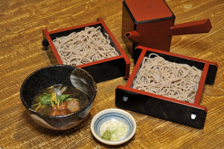 鴨肉の香りが立ち上がる鴨せいろ1650円｡仕上げはそば湯で割って飲み干したい。