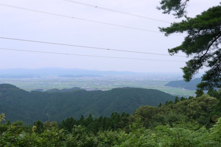 宿直跡から福井平野の眺望。天気がよければ日本海まで見晴らせる。