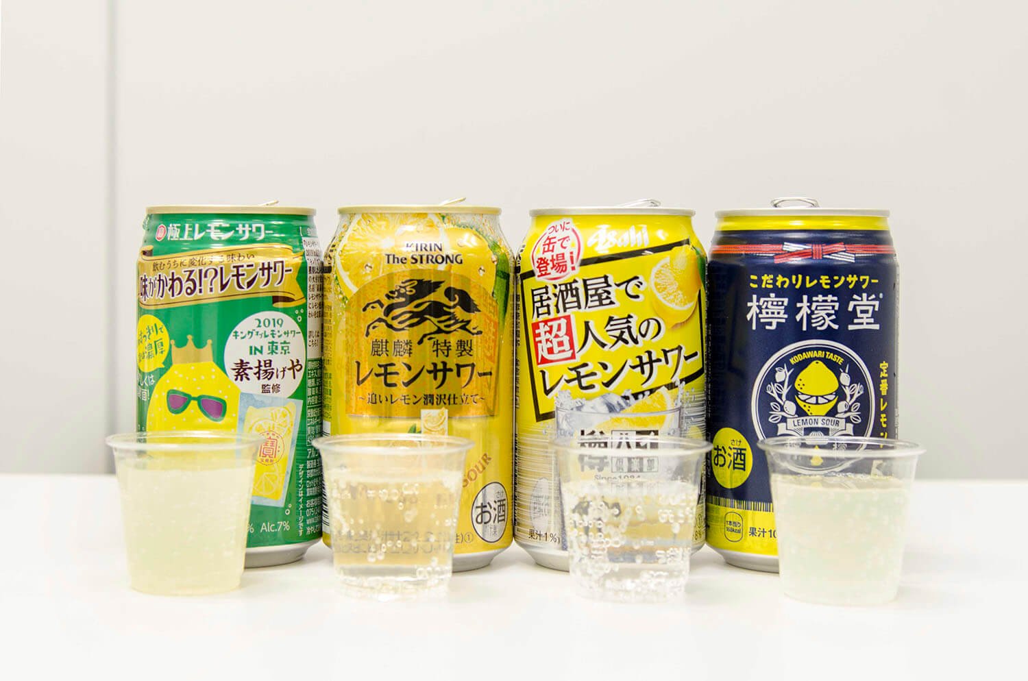 左から、宝酒造 極上レモンサワー 味が変わる!?レモンサワー178円、キリン 麒麟特製レモンサワー155円、アサヒ 樽ハイ倶楽部 レモンサワー、コカコーラ こだわりレモンサワー檸檬堂 定番レモン151円。