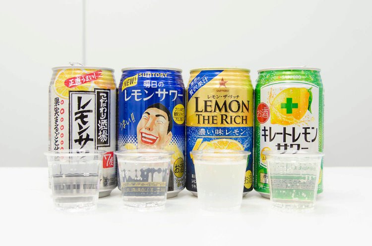 左から、サントリー こだわり酒場のレモンサワー155円、サントリー 明日のレモンサワー155円、サッポロ レモン・ザ・リッチ 濃い味レモン140円、サッポロ キレートレモンサワー155円。