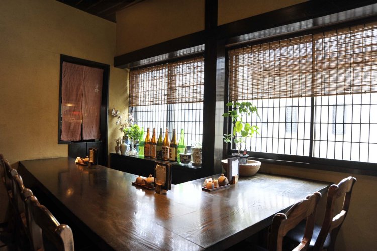 カウンターには日本酒が並ぶので、お気に入りを探してみよう。店主のイチオシは、純米吟醸 石川達也（広島県）1合960円。