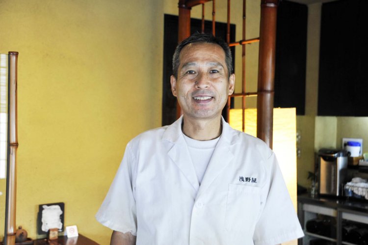 「軽く飲んで、つまんで、そばを味わう。夜もゆっくり過ごしてほしいので、このあたりにしては閉店時間も遅めにしています」。時間を気にせず、小林さんの料理を楽しもう。