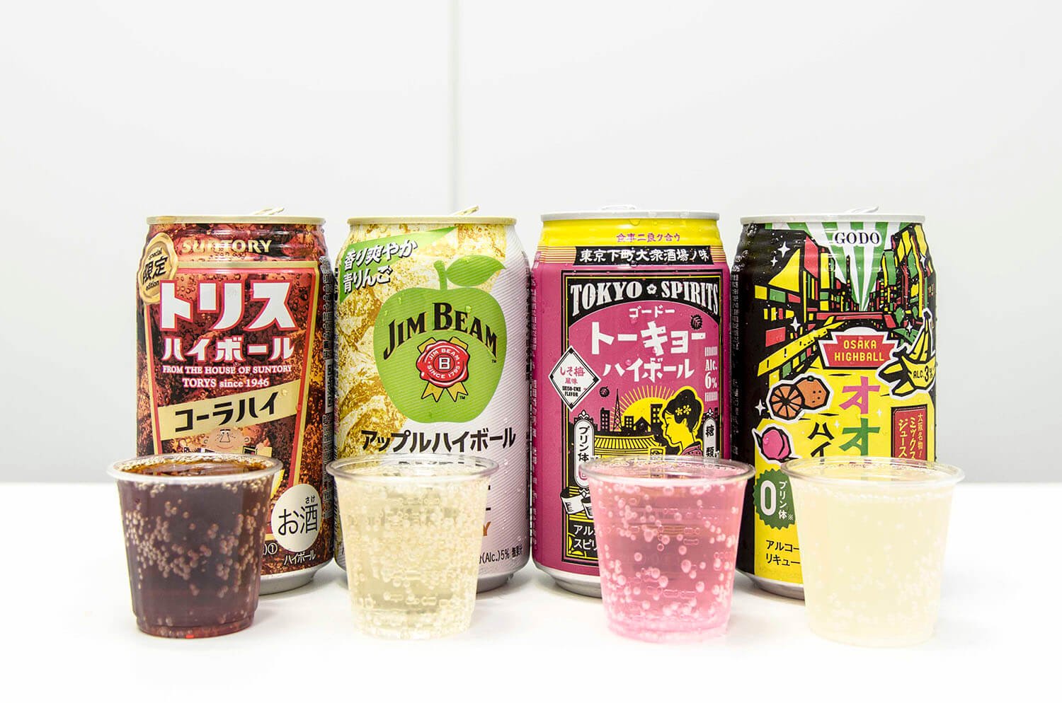 左から、サントリー トリスハイボール缶 コーラハイ110円、サントリー ジムビームアップルハイボール110円、合同酒精 トーキョーハイボールしそ梅風味157円、合同酒精 オオサカハイボールミックスジュース風味157円。