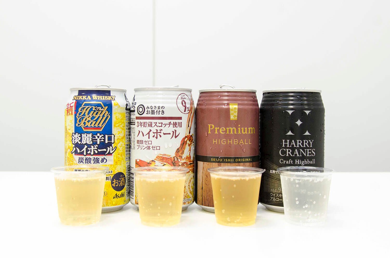 左から、アサヒ 端麗辛口ハイボール155円、SEIYU みなさまのお墨付き 3年貯蔵スコッチ使用ハイボール138円(西友PB)、成城石井 プレミアムハイボール328円(成城石井PB)、三郎丸蒸留所 HARRY CARANES クラフトハイボール429円。