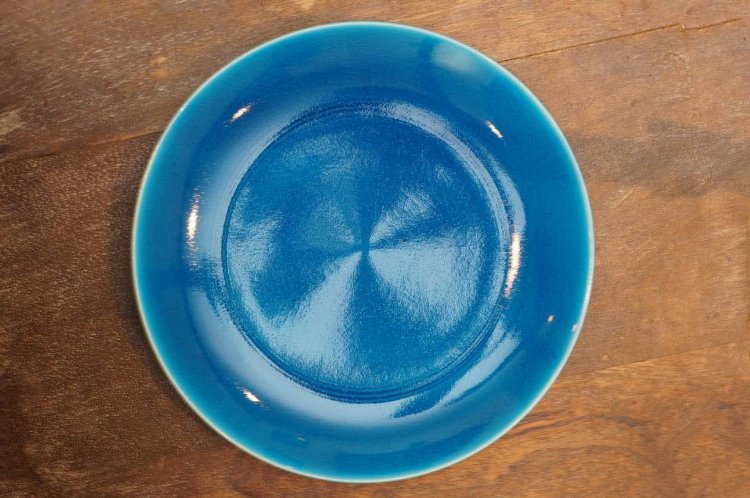 美濃焼の「トルコ 青 櫛目 丸皿」3850円。トルコブルーの発色が美しい。