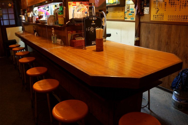 カウンターを奥側から。