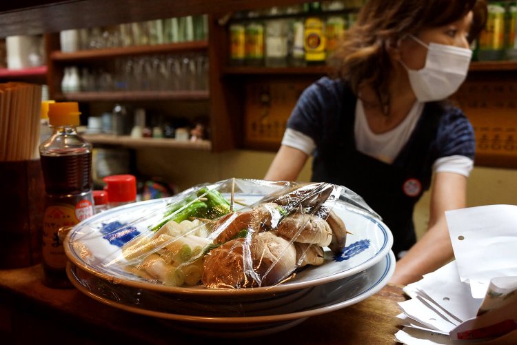 店を取りしきる女将、豊田きよ美さん。