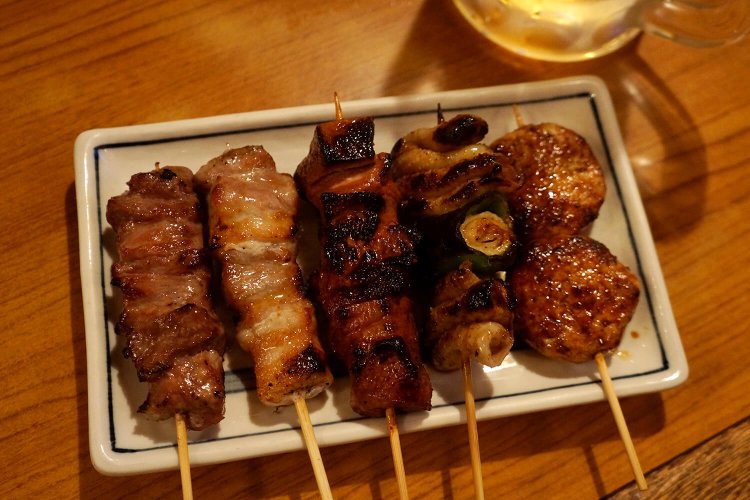 これがその焼き鳥。左から、かしら、豚バラ、れば、とりかわ、つくね。