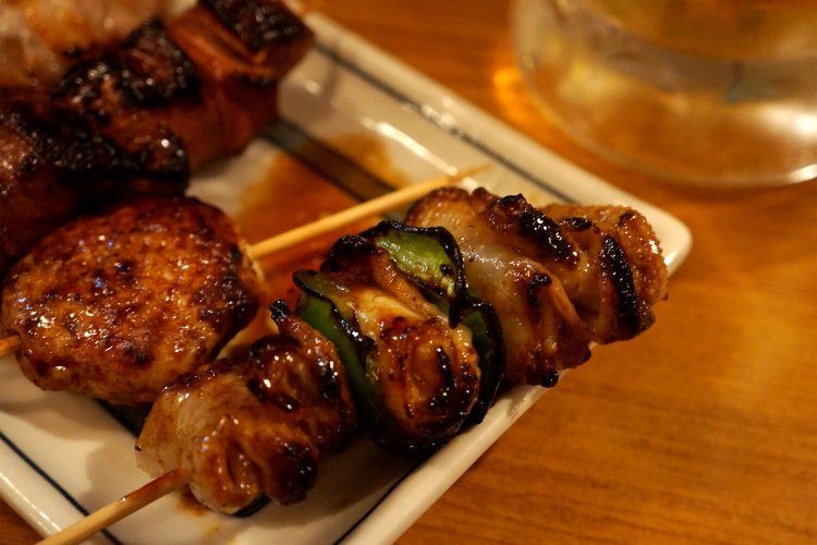 僕の大好物のとりかわは、くるりとピーマンが挟みこまれているのが特徴。