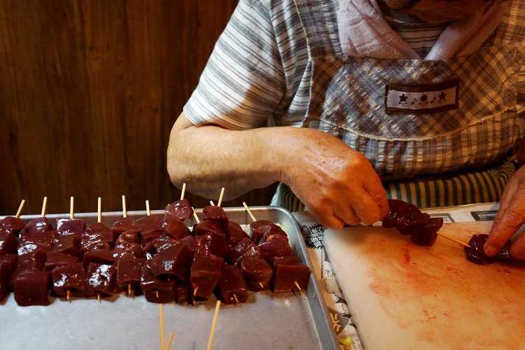 阿部峯子さん。お顔は恥ずかしいとのことで手元の写真で。