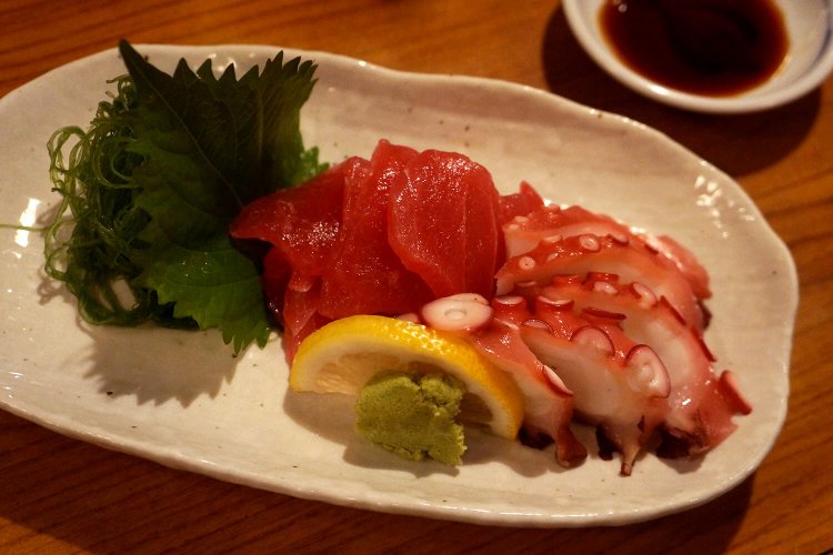 マグロとタコ刺しの盛り合わせ800円。