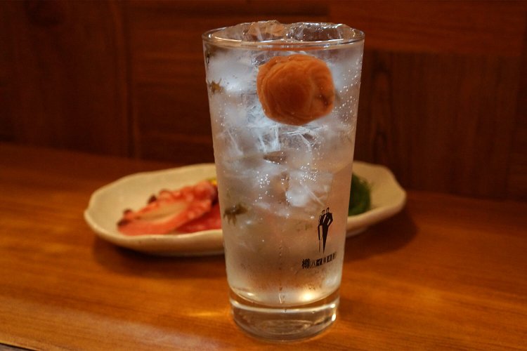 酒をこれまた僕の定番、梅酎ハイ450円に切り替える。