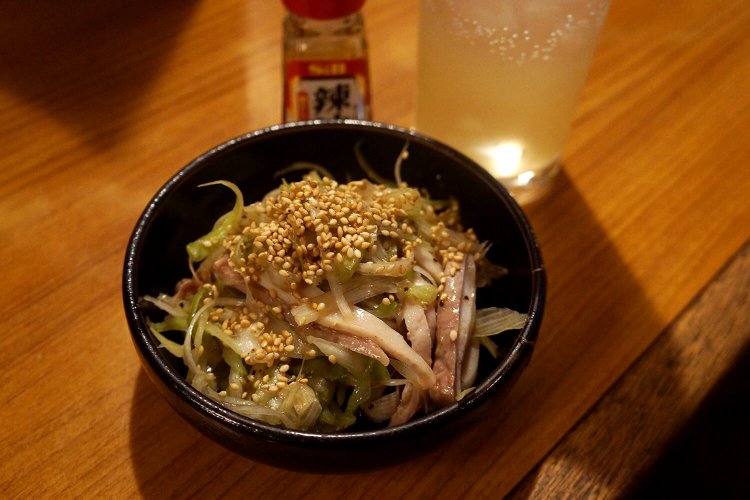 大ぶりに切ったガツとたっぷりのネギをごま油と塩であえた、がつ刺し450円。