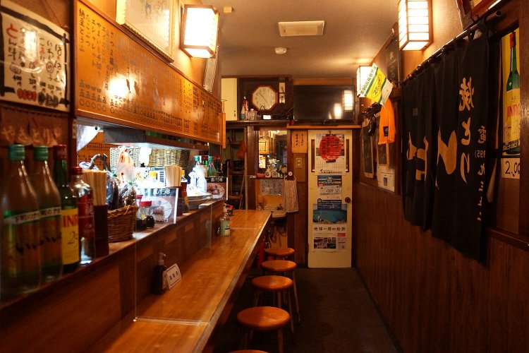 壁側にかけてあるのは、最近リニューアルされていったん役目を終えた、古いのれん。