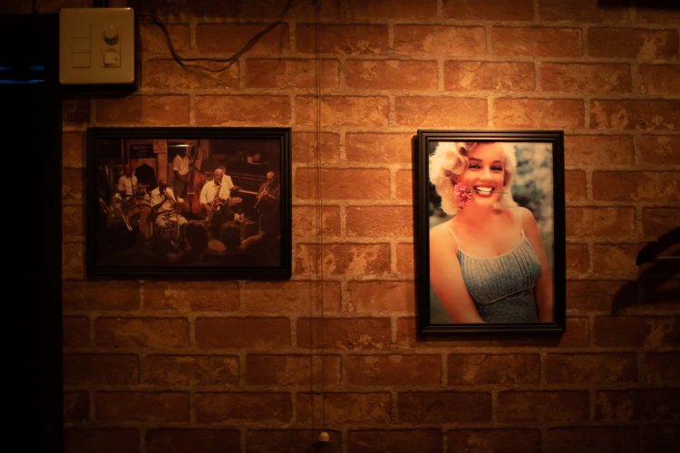 ジャズを奏でるミュージシャンなど、1920年代アメリカの雰囲気を醸し出す写真がある。