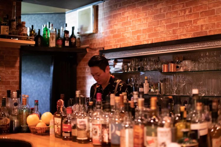 店主の太田知昭さん。かつては目白のバーで働いていた。