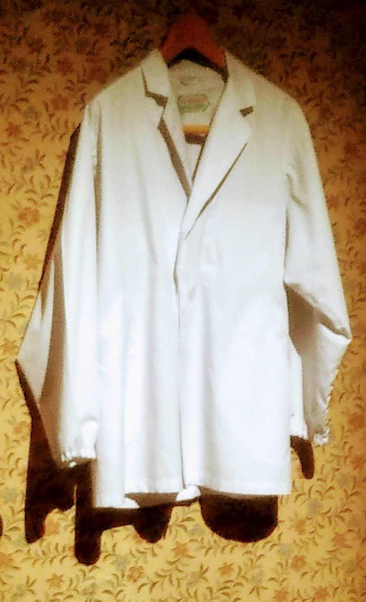 おいちゃんの白衣は、「馬鹿オンステージ」の舞台衣装でもある。（『葛飾柴又 寅さん記念館』にて）