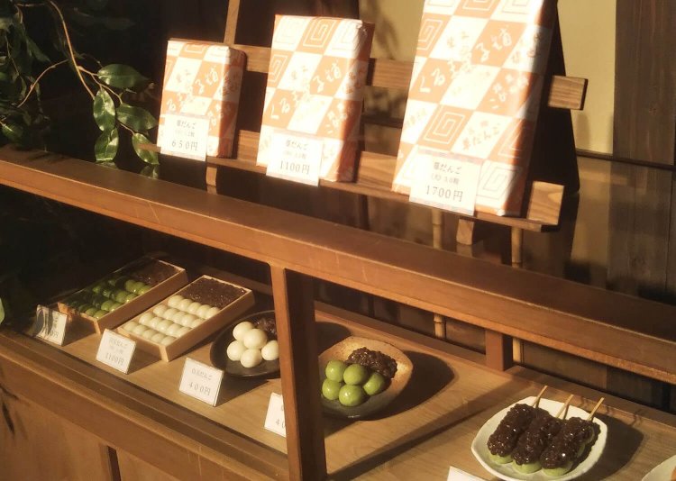 真面目な団子屋の主人と、馬鹿で風来坊の甥っ子という構図で語られることが多い「男はつらいよ」だが、おいちゃんも相当な馬鹿ですよ。（『葛飾柴又 寅さん記念館』にて）