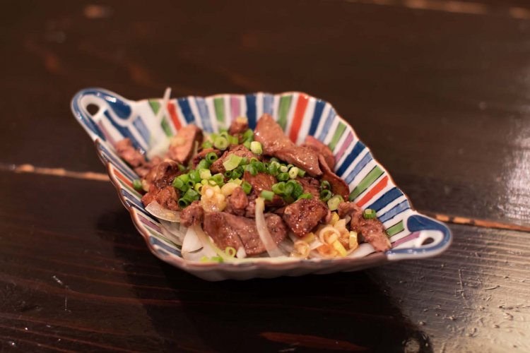 白レバーの炙り焼き ネギ塩ダレ748円は数量限定の人気商品。