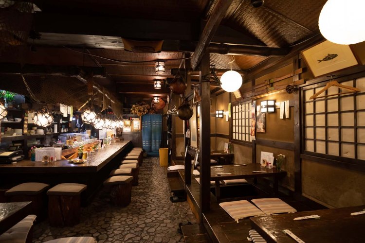 カウンター席とテーブル席のほか、3卓の掘りごたつ席がある。