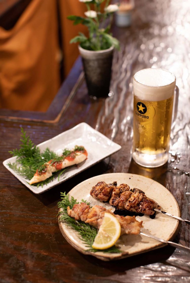 ササミ梅肉と、焼き鳥（大串）のタレと特製のシオ。生ビール600円。