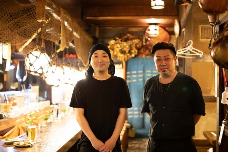 左は店長の水沼丈彦さん、右は料理長の濱中良太さん。