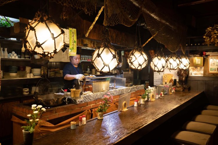 カウンター内では料理長の濱中良太さんが焼き鳥を焼く。