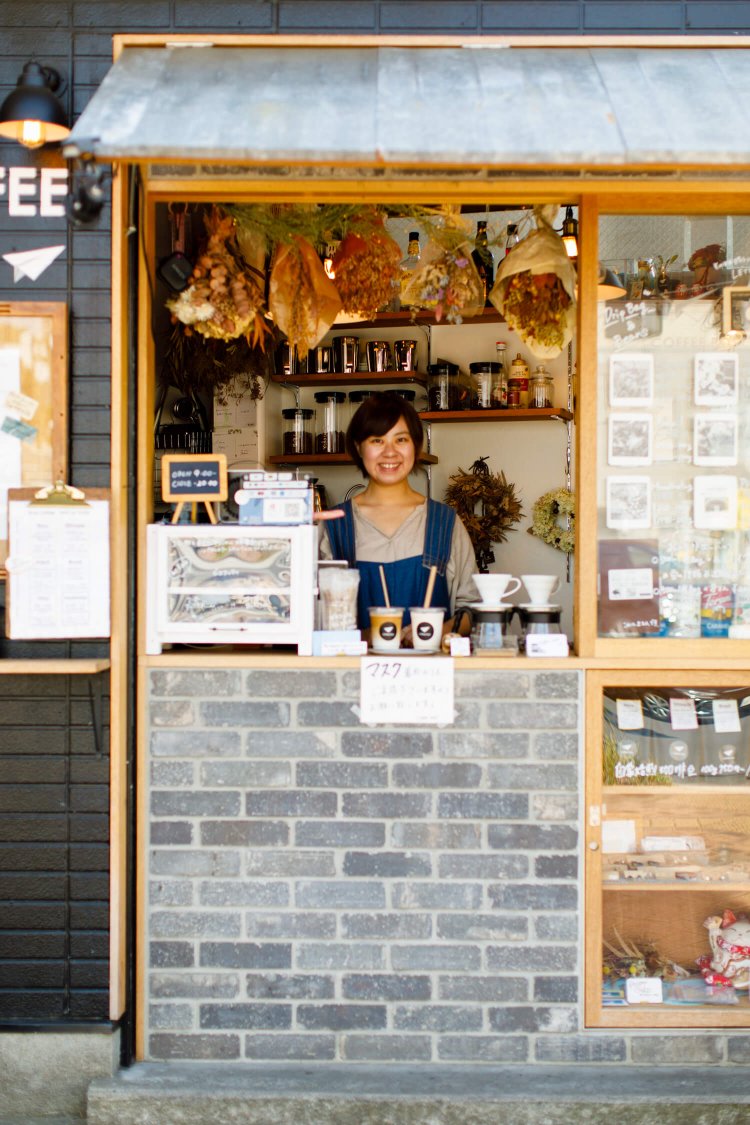 本川越駅前店店長の長谷川鈴子さん。