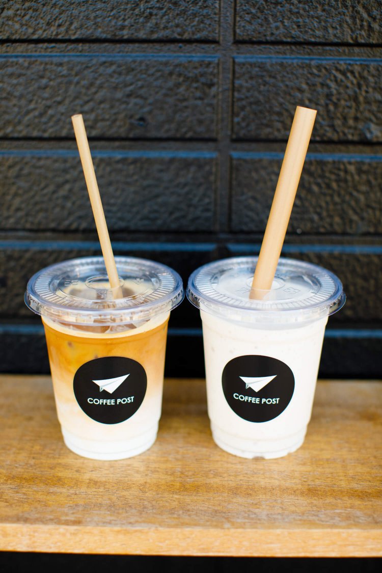 カフェラテ（アイス）490円。濃厚バナナジュース550円。