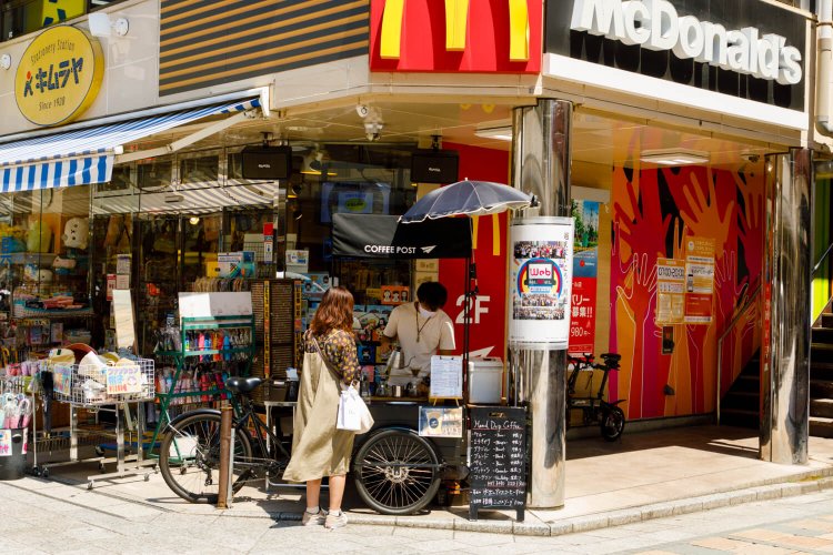 買い物客でにぎわうクレアモールにも三輪自転車が出没。