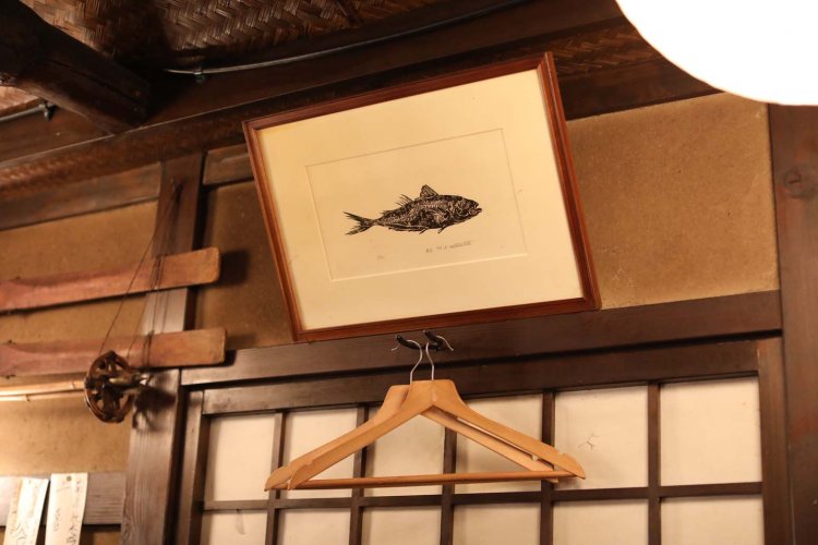 お客さんから送られた魚の版画をはじめ、店主が好きな馬をモチーフとした絵画も多い。