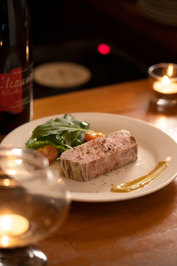 パテドカンパーニュ（ハーフ）680円と、秋にまったり飲みたいロワール産自然派ワイン6800円。