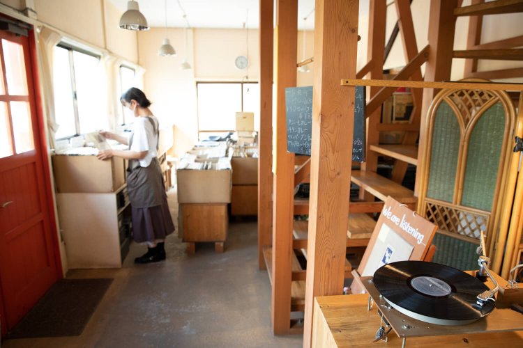 レコード販売コーナーがある『アマンダ』1階。「カフェではリクエストもできますよ」。